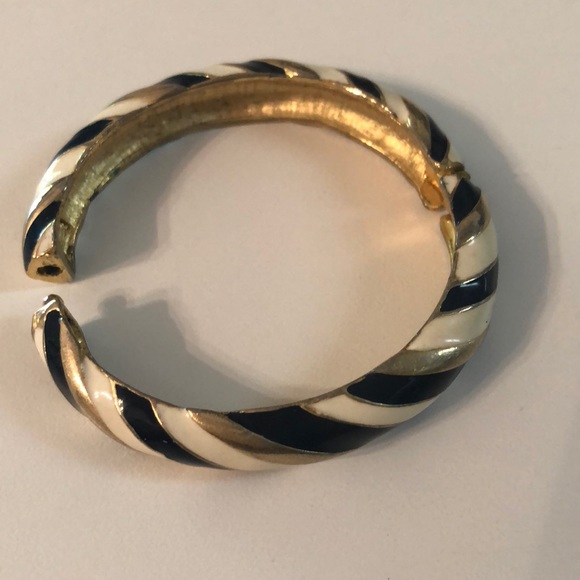 Cute navy and cream bracelet with magnet closure. - Picture 2 of 2